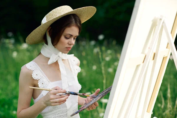 Mujer artista ver con pintura paleta dibuja un cuadro en la naturaleza — Foto de Stock