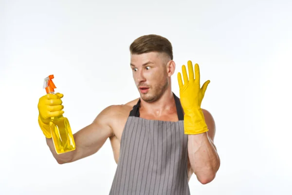 Homem emocional em avental com detergente limpeza tarefas domésticas — Fotografia de Stock