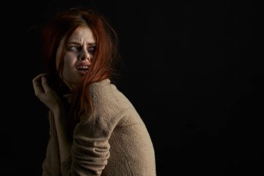 Gözlerinin altında morluklar olan korkmuş kadın depresyon istismarını yeniyor.