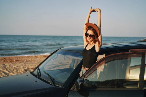 Frau am Strand ist mit Auto mit Sonnenbrille unterwegs — Stockfoto