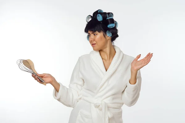 Wanita dalam keriting jas putih pada PR kepalanya — Stok Foto