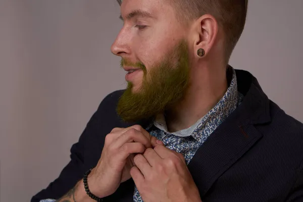 Man met baard in jas poseren mode Professional — Stockfoto