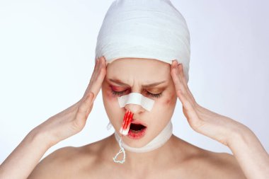 Burnunda kan lekesi olan kadın tamponu.