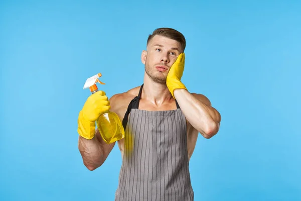 A man with a pumped-up body in aprons detergent cleaning — Stock Photo, Image