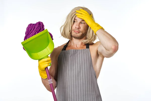 Gespierde man in vrouwen Varkenszwabber schoonmaken Huishouden — Stockfoto