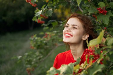 Gülümseyen kadın kırmızı dudaklar doğaya taze hava verir yaz mevsimi