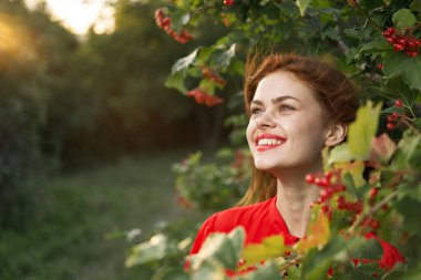 Gülümseyen kadın kırmızı dudaklar doğaya taze hava verir yaz mevsimi