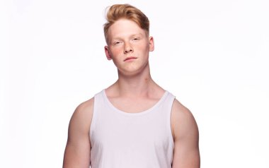 Kızıl saçlı adam çilleri yakın plan stüdyo yaşam tarzı olarak gösteriyor.