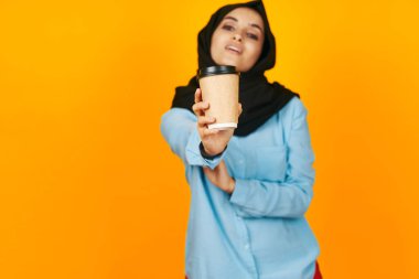 İçki içen Arap kadın camı. Duygusal rahatlama, izole edilmiş arka plan.