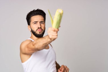 Beyaz tişörtlü bir adam sebzeli yiyecek diyeti atıştırmalık stüdyo yaşam tarzı