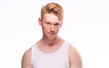 Kızıl saçlı adam çilleri yakın plan stüdyo yaşam tarzı olarak gösteriyor.