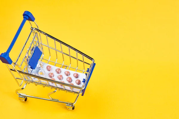 Drug trolleys dienst levering winkelen apotheek gele achtergrond — Stockfoto