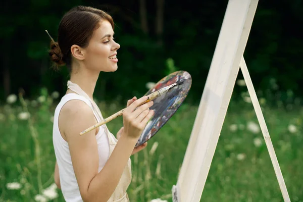 Woman outdoors paint a picture landscape hobby creative — Stock Photo, Image