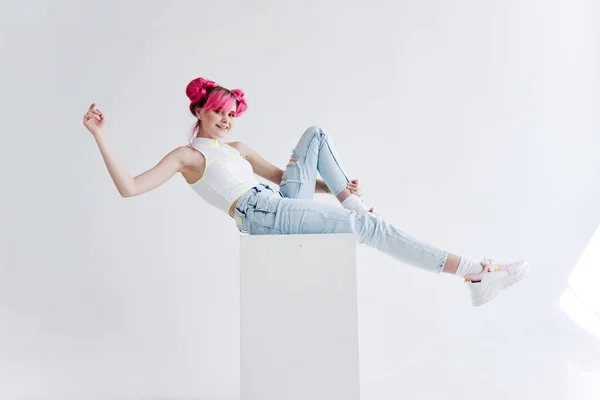 Hipster kobieta z różowymi włosami kreatywny styl życia zabawa design — Zdjęcie stockowe