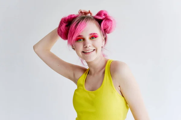 Mujer con pelo rosa estilo juvenil posando estilo de vida neón — Foto de Stock