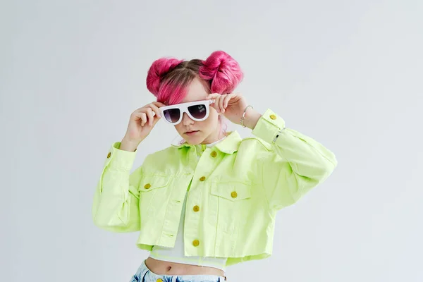 Alegre mujer rosa pelo posando moda ropa estilo de vida divertido diseño —  Fotos de Stock
