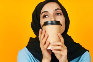 Arap kadın. Bir bardak kahve. Isınan bir içecek.