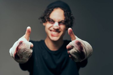 Boksör eğitimi kırık. Yüzü karanlık dövüşçüye dönük.