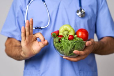 doğum sakallı erkek doktor tabağı sebzeli sağlıklı besin tedavisi kalorileri