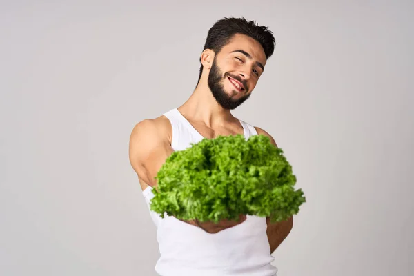 Wesoły mężczyzna w białej sałacie z podkoszulka pozostawia zdrowe jedzenie — Zdjęcie stockowe