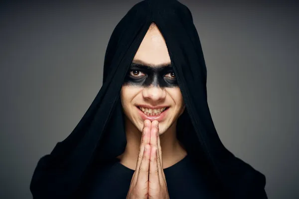 En man i svart mask Halloween kostym spöke mörk bakgrund — Stockfoto