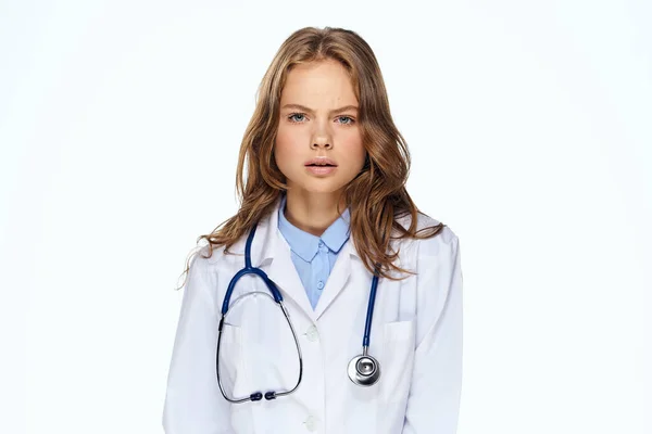 Kvinnlig läkare medicin sjukhus behandling stetoskop professionell — Stockfoto