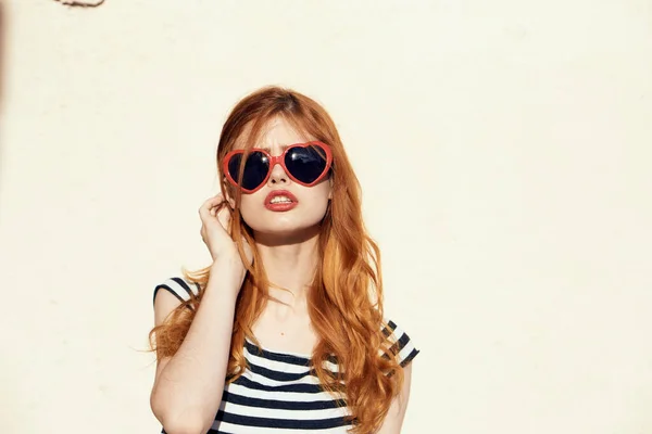 Hübsche Frau posiert Mode Glamour rote Haare Studio — Stockfoto