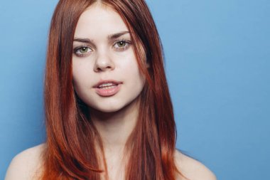 Kızıl saçlı çekici bir kadın, yakın plan çıplak omuzlu.