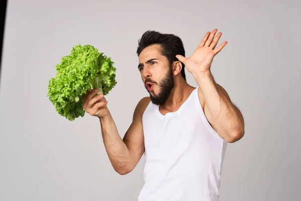 Wesoły mężczyzna w białej sałacie z podkoszulka pozostawia zdrowe jedzenie — Zdjęcie stockowe