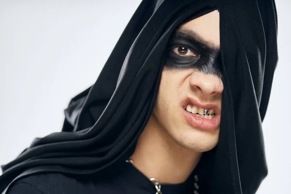 Человек в черной маске Хэллоуин ужастик призрак темный фон — стоковое фото