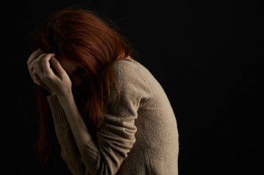 Gözlerinin altında morluklar olan korkmuş kadın depresyon istismarını yeniyor.