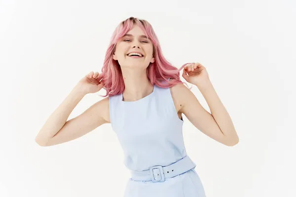 Mulher alegre com cabelo rosa no vestido posando fundo isolado — Fotografia de Stock