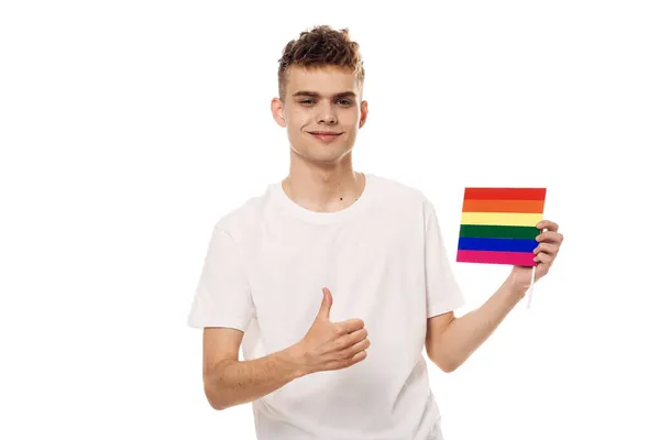 Hombre con bandera lgbt transgénero discriminación comunitaria —  Fotos de Stock