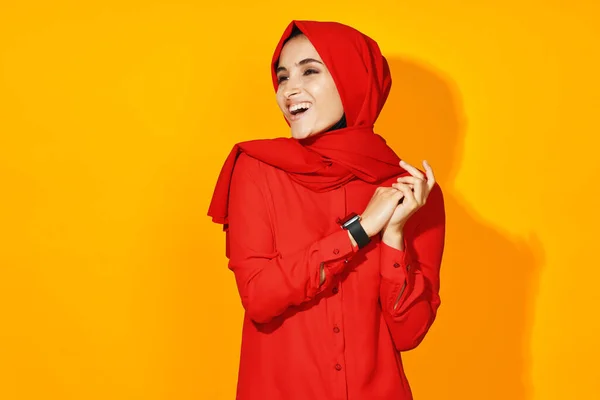 Árabe mujer con reloj en las manos tecnología emociones aislado fondo —  Fotos de Stock