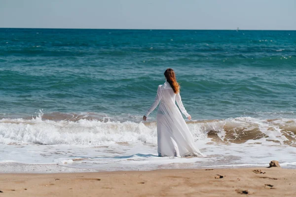 Bella donna vestito bianco camminare spiaggia libertà aria fresca — Foto Stock