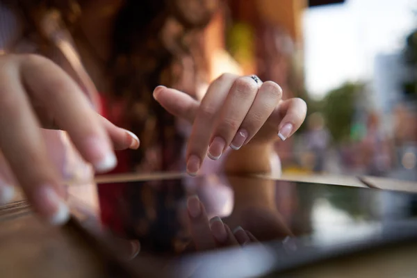 Kafede tablet teknolojili iletişim cihazı olan bir kadın. — Stok fotoğraf