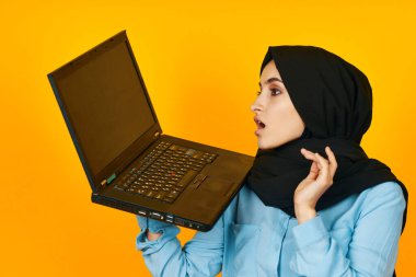 Güzel kadın dizüstü bilgisayar teknolojisi, internet etnik köken modeli