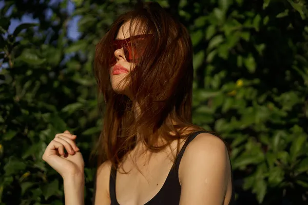 Mujer de moda en gafas de sol y hojas verdes verano exótico — Foto de Stock