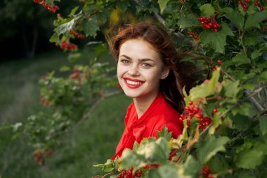 Gülümseyen kadın kırmızı dudaklar doğaya taze hava verir yaz mevsimi