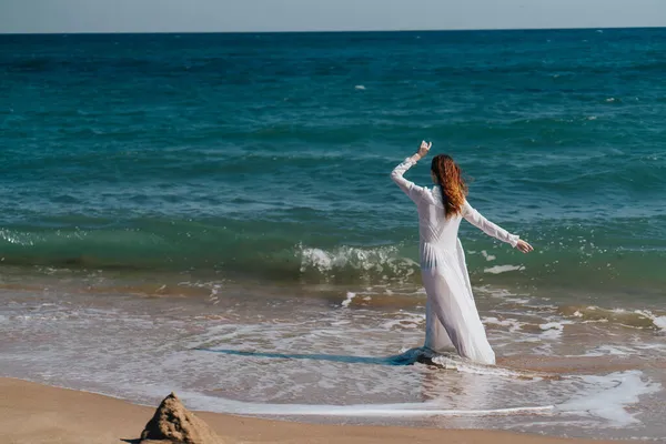 Donna in abito bianco libertà passeggiata sull'isola dell'oceano — Foto Stock