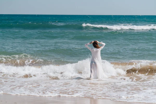 Frau in weißem Kleid in der Nähe des Meeres spazieren frische Luft Landschaft — Stockfoto