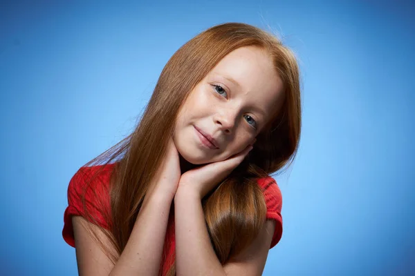 Glad söt rödhårig flicka barndom blå bakgrund — Stockfoto