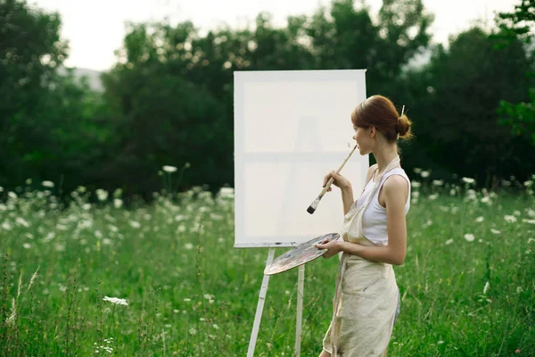 Женщина художник на открытом воздухе мольберта рисования творческий ландшафт — стоковое фото