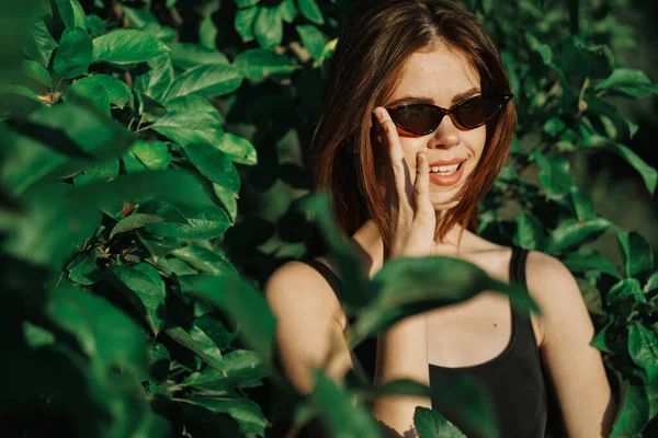 Alegre mujer de moda en gafas de sol y hojas verdes verano ruso — Foto de Stock