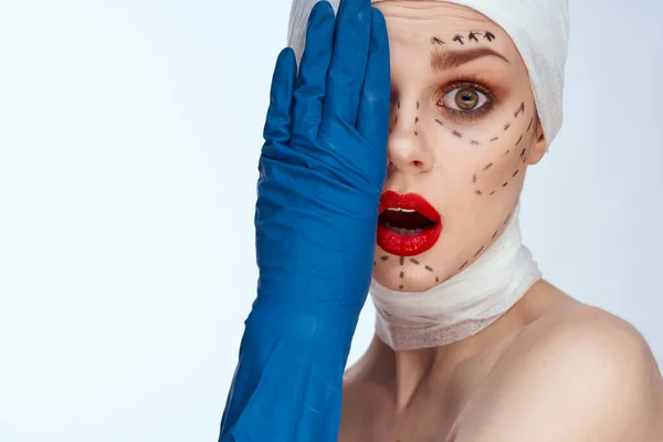 Gyönyörű nő Vörös ajkak plasztikai műtét csupasz vállak fény háttér — Stock Fotó