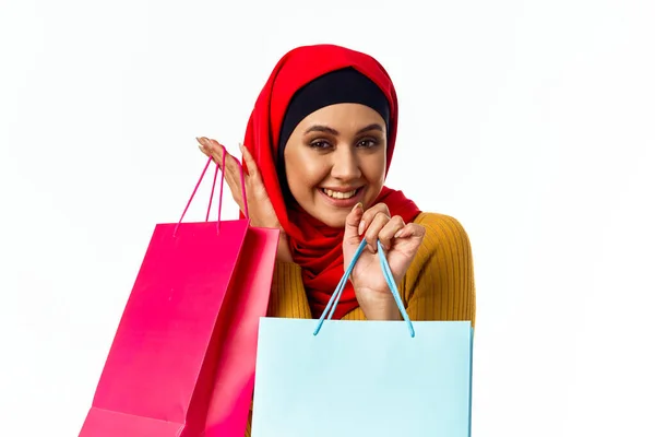 Vrolijk moslim vrouw winkelen vakantie geschenken licht achtergrond — Stockfoto