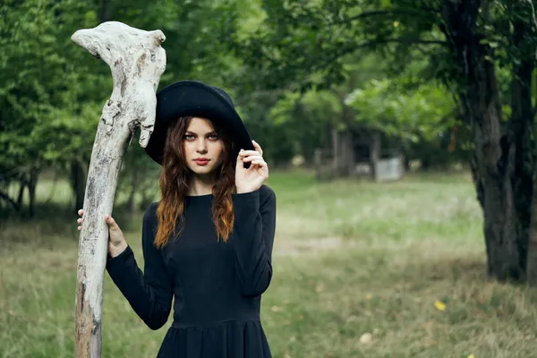Siyah cadı kostümlü kadın orman doğasında poz veriyor. — Stok fotoğraf