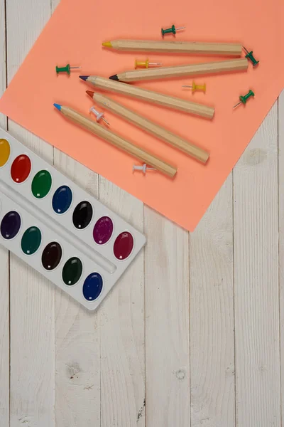 Фарби олівці кольорові паперові предмети для малювання — стокове фото