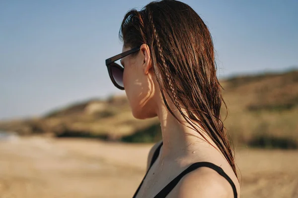 Mujer alegre en traje de baño negro gafas de sol playa paseo viaje —  Fotos de Stock