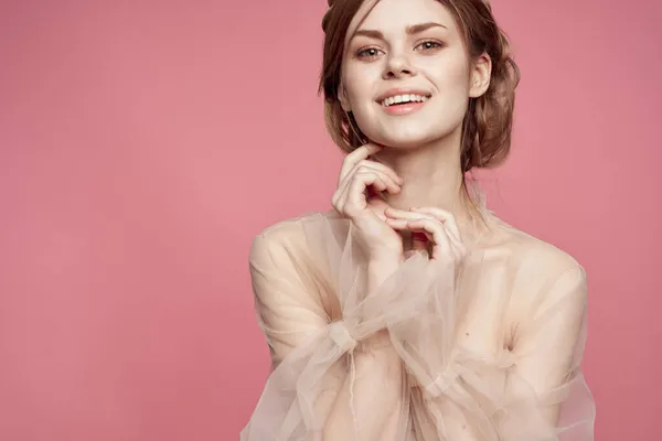 Portret van een vrouw gebaar handen cosmetica mode kapsel poseren geïsoleerde achtergrond — Stockfoto